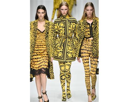 Versace: le origini, 40 anni di sfilate, le top model. Lo racconta un 